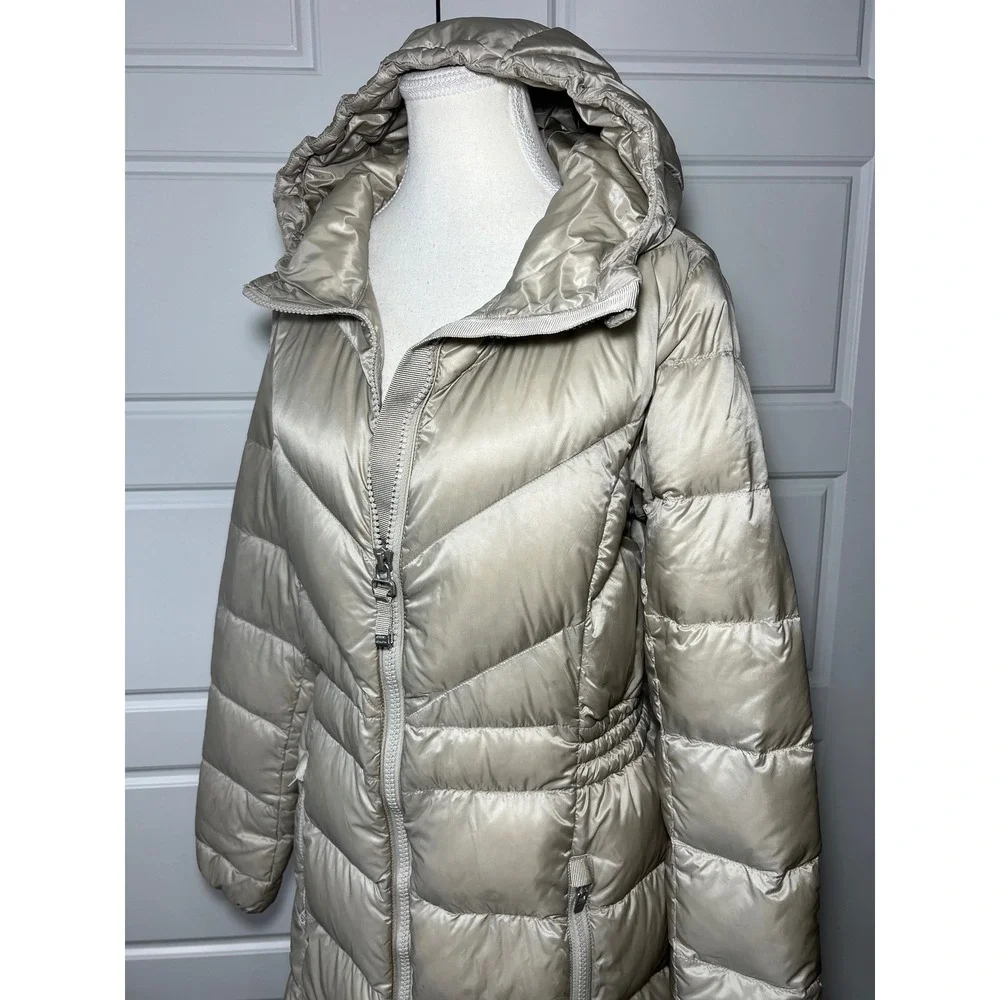Athleta Light Weight Long‎ Hooded Puffer Coat Down Fill Shimmer Cream Chevron MD